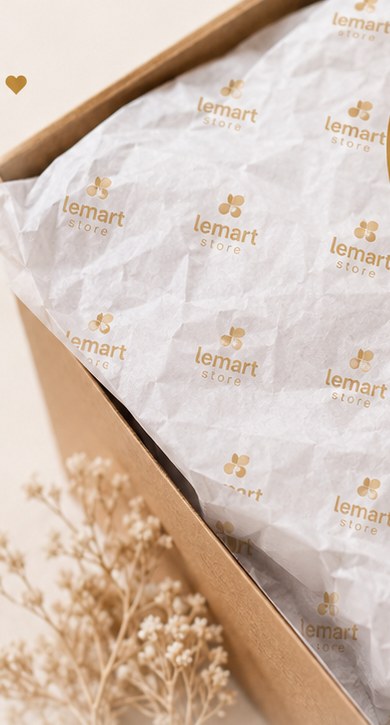 Caixa kraft aberta com papel seda personalizado e flores secas